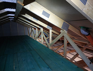 Zateplení stropu dřevostavby bungalovu pomocí foukané izolace